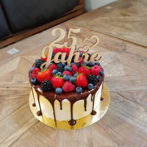 Beeren-Drip-Cake