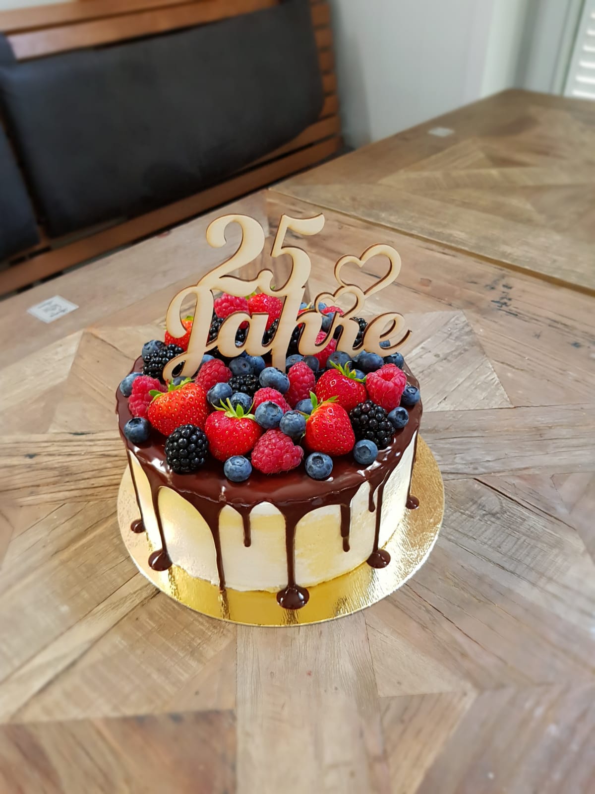 Drip Cake mit Beeren » Sarah's Konditorei